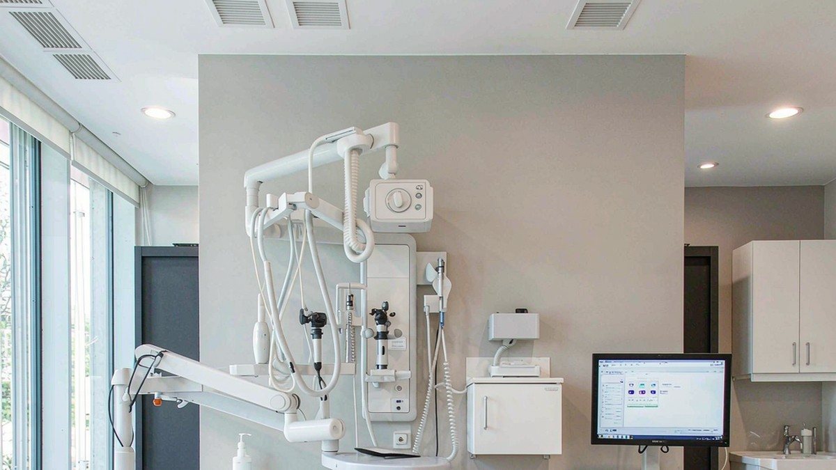 ENT clinic with an integrated treatment unit, suction and LED illumination